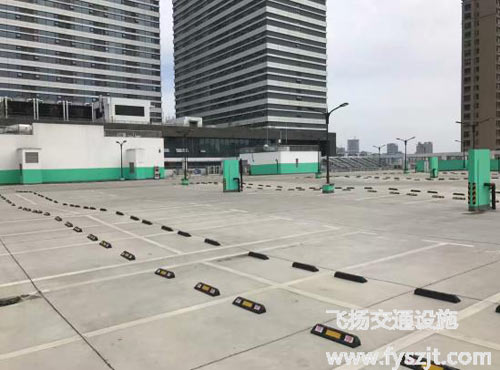 露天小區(qū)停車場(chǎng)劃線該怎么選擇材料呢？